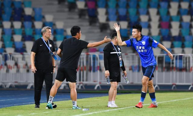 爱游戏网页-干掉广州队结束9轮不胜！保级6分之战沧州不脚软